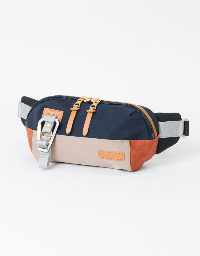 master-pieceのボディバッグ